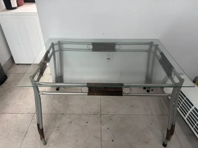 Mesa de vidro (1,20x0,80m) com estrutura metálica