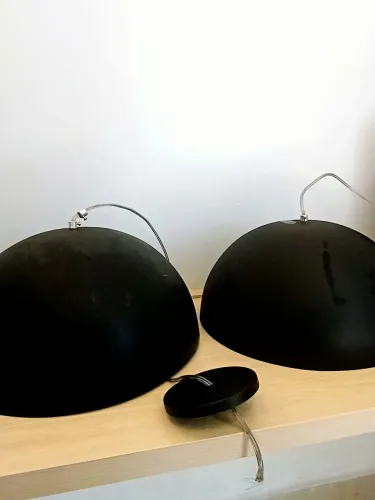 3 Luminárias pendentes em formato meia lua. 120,00 (cada). Preto fosco. 60 cm diâmetro