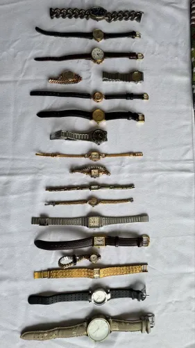 Vendo coleção com 18 relógios femininos antigos, à procura de uma dona.