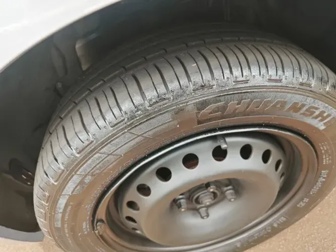 Rodas de ferro aro 15 e Pneus 185/60 semi-novos.