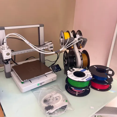 VENDO/TROCO impressora 3d Bambu lab a1 + ams + filamentos R$ 4.500,00