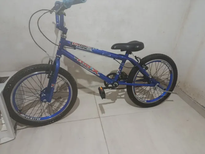 Vende-se uma BMX completa