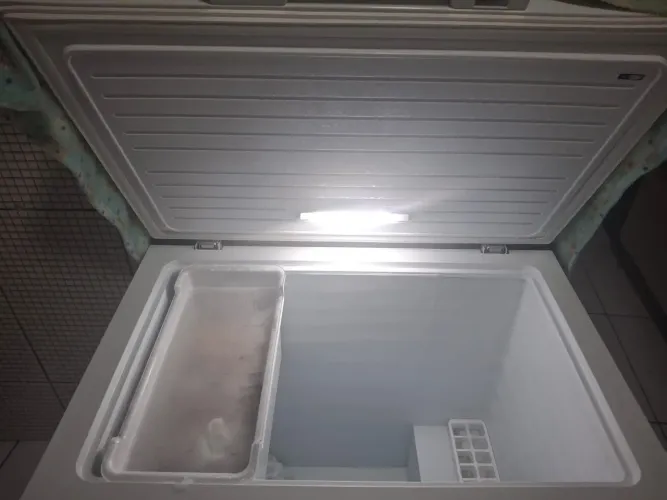 Vendo uma freezer 199 litros na cor branco semi nova único dono no valor 1.800