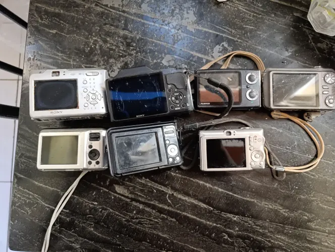 Máquina fotográfica acho que não funciona, só pra colecionar mesmo
