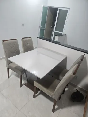 Mesa de jantar com 4 cadeiras