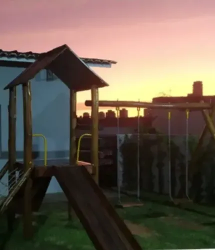 Escorregador com casinha de madeira e balanço