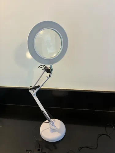 Luminária De Mesa Articulada Com Lupa 8x E Ring Light LED de uso médico