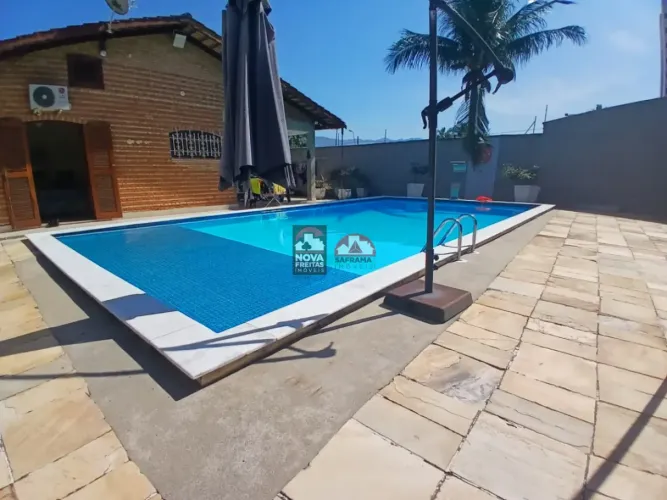 Casa para Locação e Venda com piscina e 3 Dormitório no Bairro Aruans / Caraguatatuba