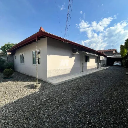 Casa à Venda em Brusque com 2 Suítes, Piscina e Ampla Área de Lazer