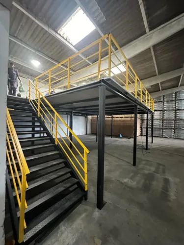 Mezanino modular metálico