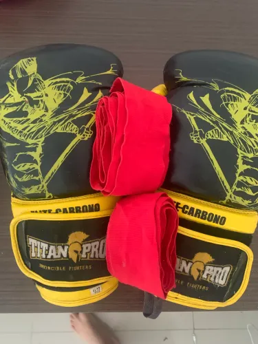 Vende-se par de luva de boxe com bandagem.