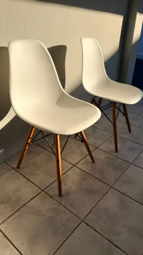 Cadeiras Eiffel Charles Eames Branca Com base de Madeira- USADA