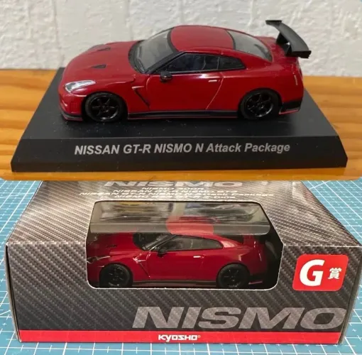 Carrinho Kyosho Nissan GT-R Nismo N attack packege 1/64 Colecionável (vermelho)