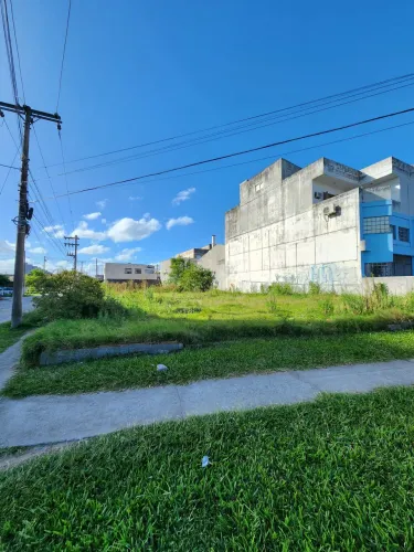 Terreno de esquina na Ferreira Viana, medindo 15x45, próximo ao shoping Pelotas. Construa
