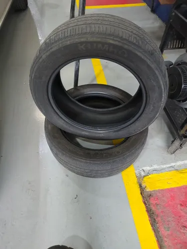 2 PNEUS USADOS KUMHO 215/ 55/ R17 94V