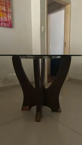 Mesa de jantar redonda em vidro + madeira maciça - R$ 600