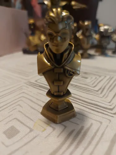 Robin, parte da linha Legends Steel Collectibles da Omelete Box.