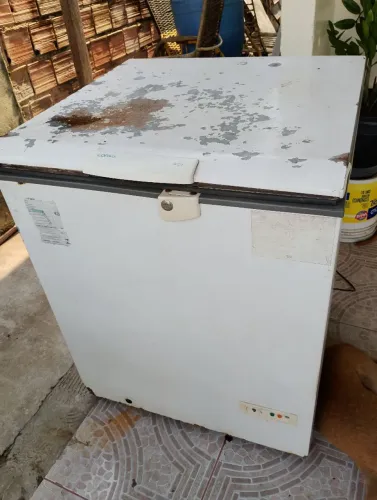 Vendo freezer, só faltando o gás,ficou desligado e fugido o gás,