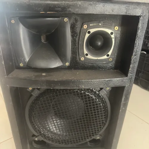 Duas caixas de som + amplificador