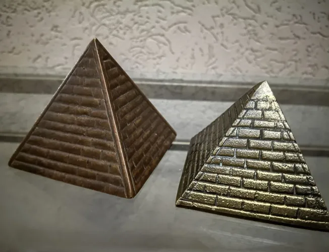 2 Pirâmides em Bronze. Vintage