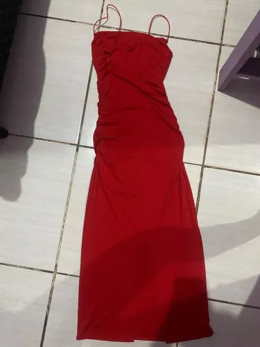 Vestido vermelho P seminovo fenda atrás, peito forrado 