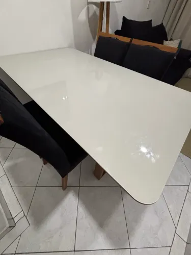 Mesa com tampo de vidro e 4 cadeiras