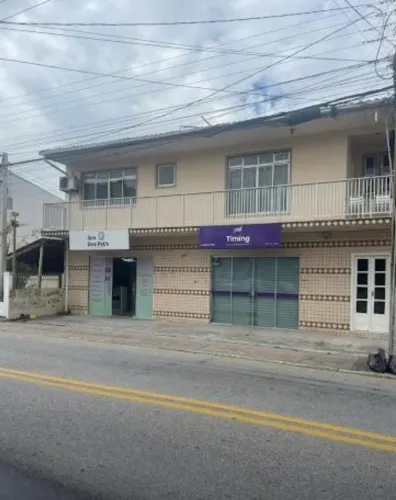 Casa mobiliada + apartamento + 2 salas comerciais