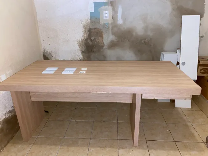 Mesa escritório projetada com pontos de energia e rede e gavetas. 