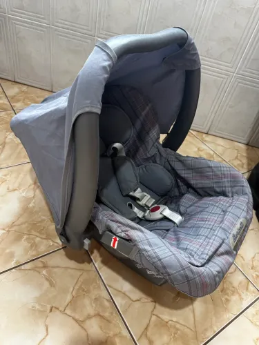 Carrinho de bebê e bebê conforto burigotto