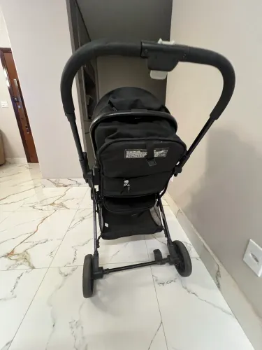 Carrinho de bebê dobrável + cestinha