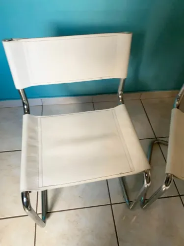 2 Cadeiras tubular de couro branco e cromo com design elegante 
