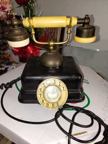 Telefone Vintage preto e bege de ferro totalmente funcionando para pessoas exigentes .