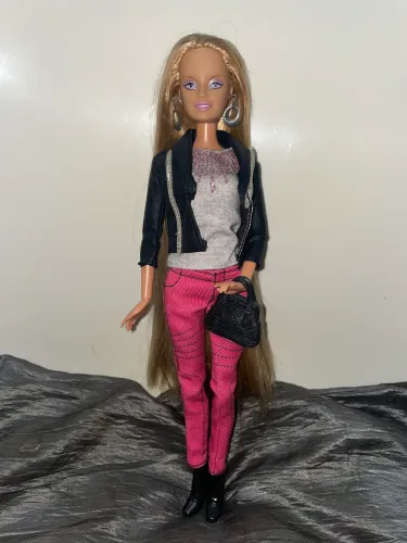 Boneca Barbie Rapunzel 3 articulada com look deluxe