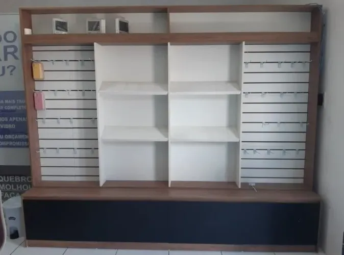 Expositor para loja sem detalhes muito novo