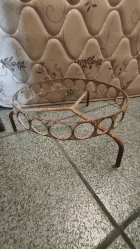 Suporte antigo de botija de ferro 