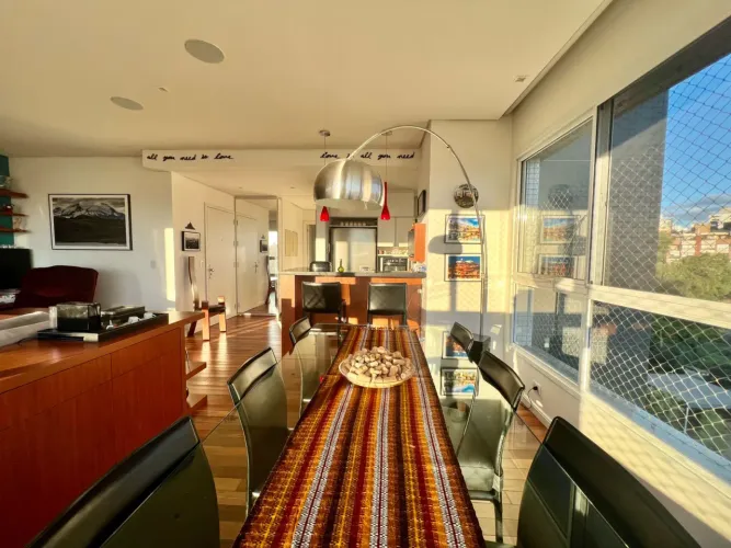 Mesa de vidro e 6 cadeiras