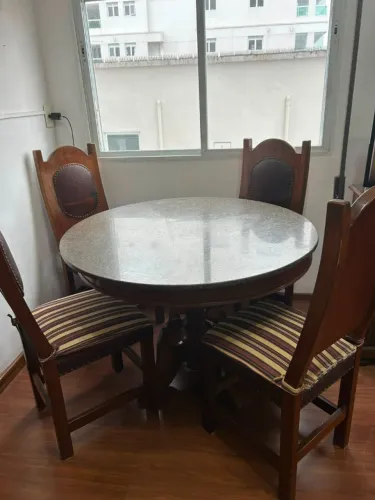 Mesa de jantar redonda com tampo de pedra e 4 cadeiras de madeira maciça
