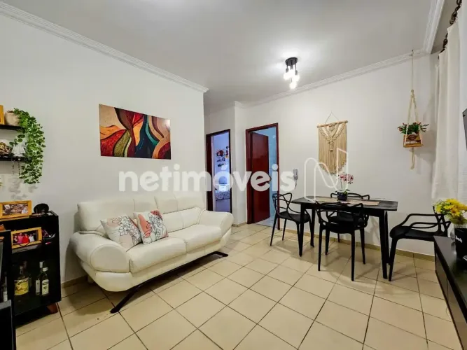 Apartamento de 02 quartos no João Pinheiro em rua plana com pouca escada