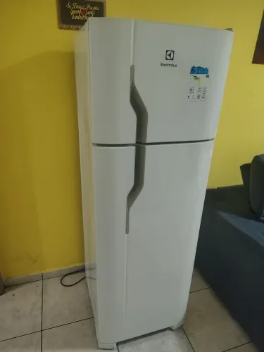 Vendo geladeira Electrolux dc35a em ótimo estado 