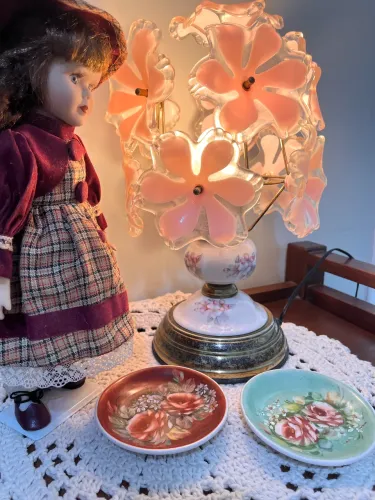 Abajur antigo em porcelana com flores em vidro.