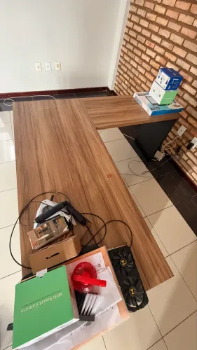 Mesa de escritório formato L