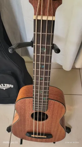 Vendo ukulele bass usado poucas vezes.