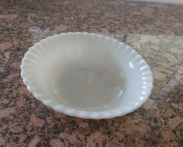 Bowl de vidro branco opalino com borda trabalhada