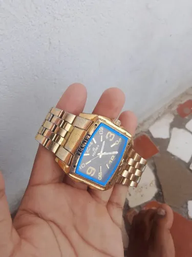 Relógio pra vender 130 so falta a bateria que 10 reias