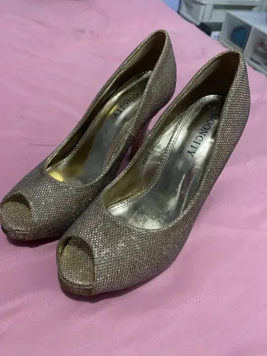 Peep Toe Dourado Moncity