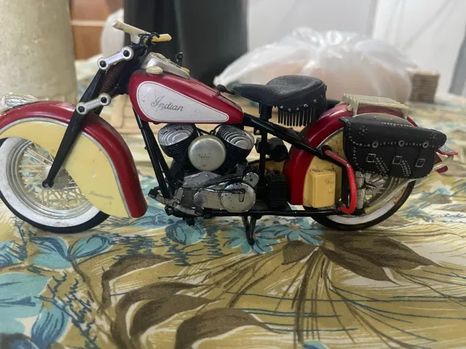miniatura colecionável da motocicleta Indian Chief,