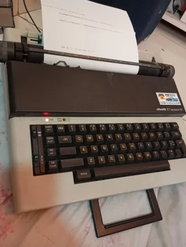 Máquina de escrever olivetti ET personal 50