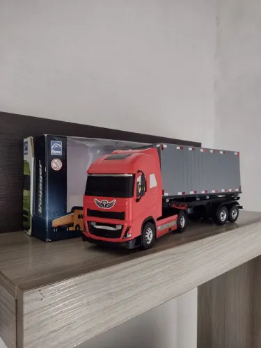 Caminhão Volvo Baú Container