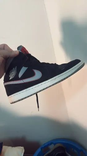 Air Jordan 1 Mid Black Particle Grey Gym Red
