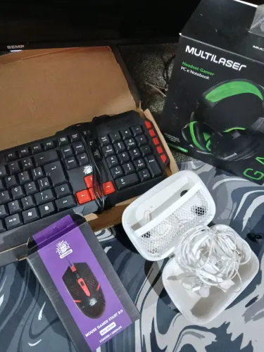 Teclado, mouse e fone